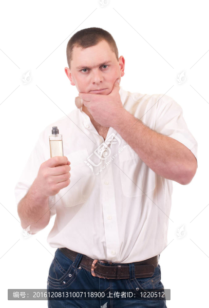 帶香水瓶的年輕人