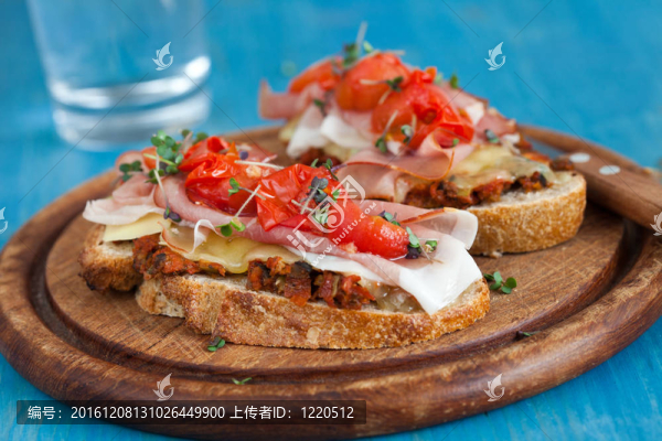 火腿和番茄的美味bruchetta