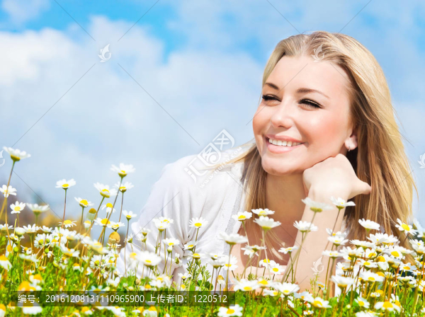 快樂女孩欣賞雛菊花田