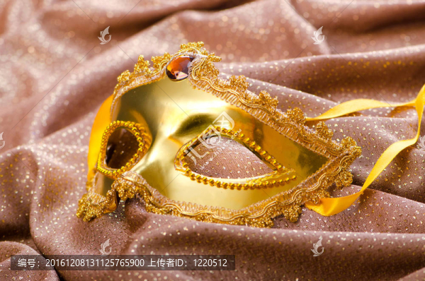 緞面上的金色面具