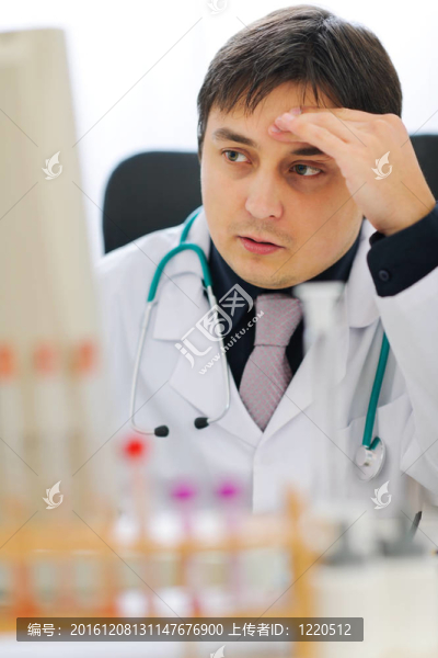 有關(guān)醫(yī)生在辦公室工作的電腦-匯圖網(wǎng) www.fosd68.com 有關(guān)醫(yī)生在辦公室工作的電腦