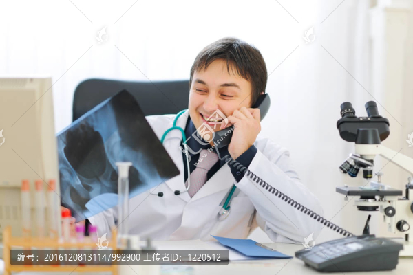 微笑的醫(yī)生拿患者倫琴和講電話