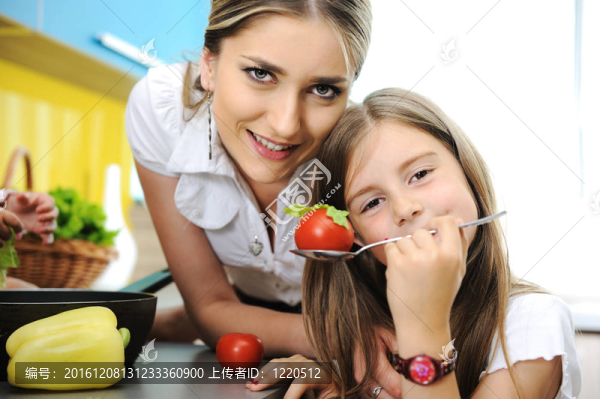 母女做飯；愛與工作在一起