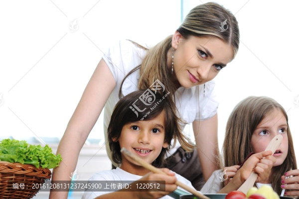 在廚房與小兒子和女兒漂亮的媽媽