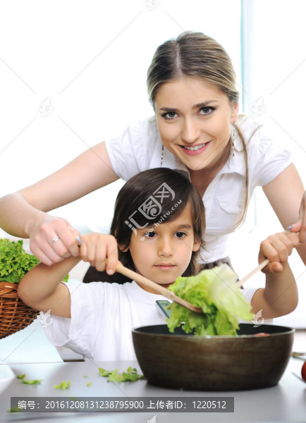 美麗的母親和小兒子一起在廚房