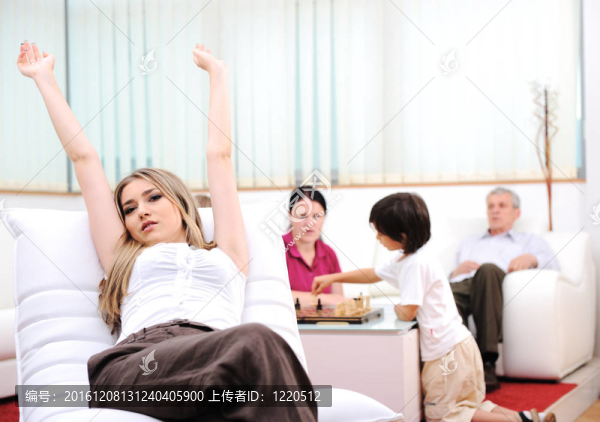 年輕女子在沙發(fā)上輕松帶回家