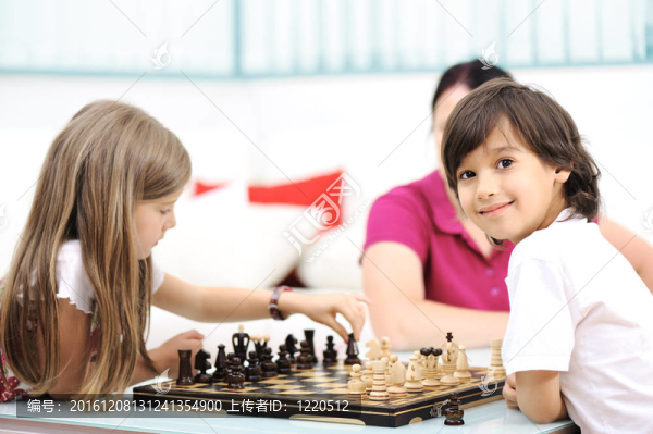 哥哥和妹妹在家下棋和他們的母親