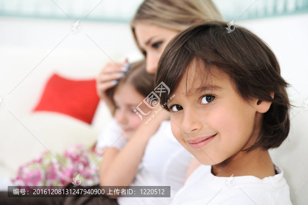 幸福的家庭；兒子與母親和姐妹