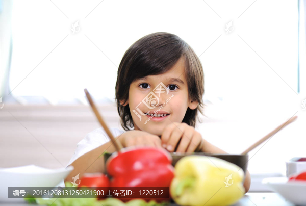 獨自在廚房做飯的小男孩