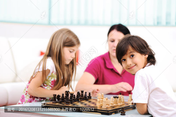 小弟弟和妹妹在家下棋和媽媽在一起