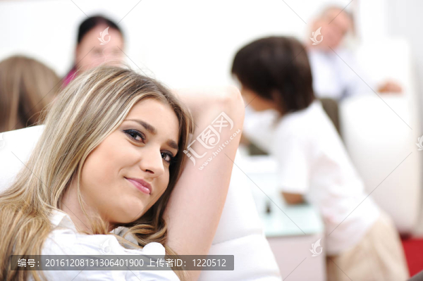 家中輕松的年輕女性