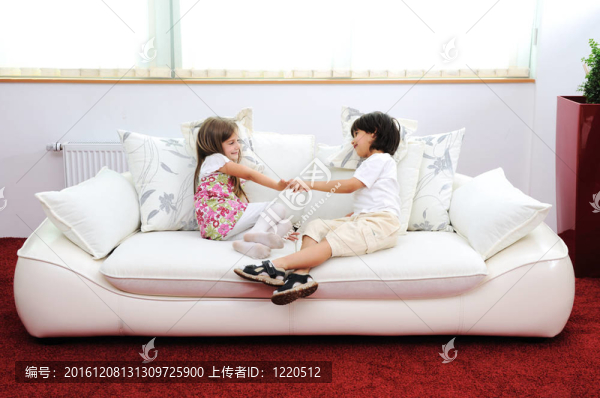 兒童在新的家庭與現(xiàn)代家具