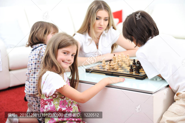 家里快樂的家庭；年輕的母親和孩子下棋