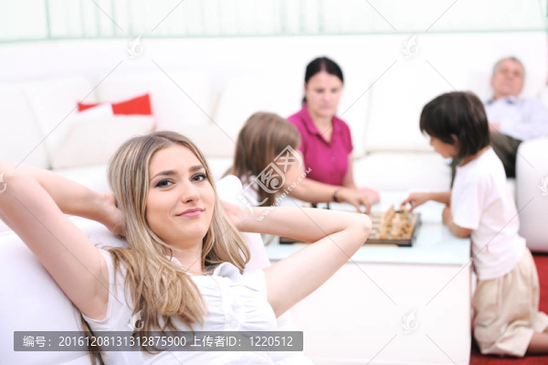 家中輕松的年輕女性