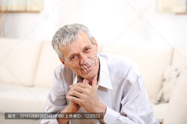 沙發(fā)上的老人輕松愉快