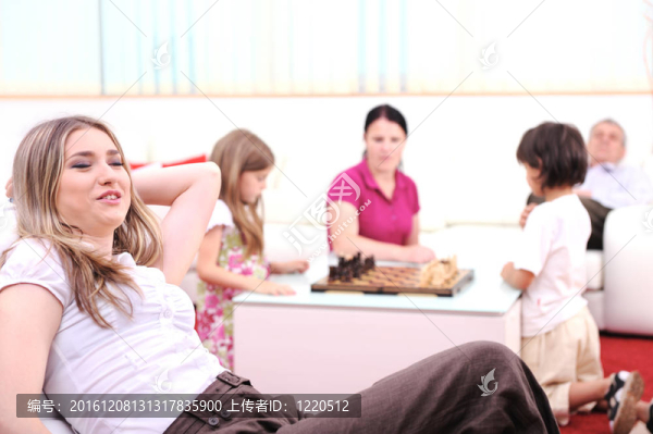 家中輕松的年輕女性