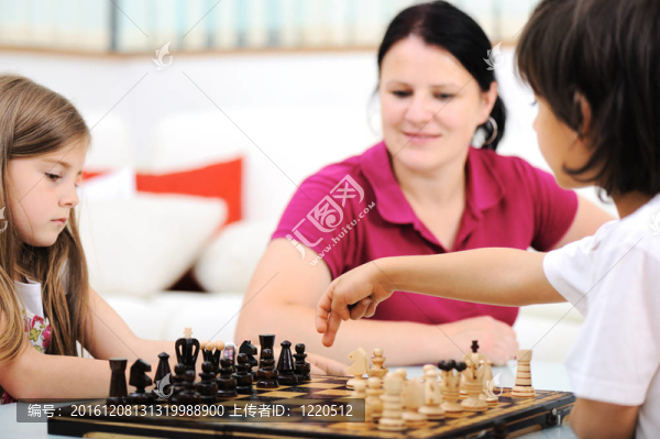 小弟弟和妹妹在家下棋和媽媽在一起