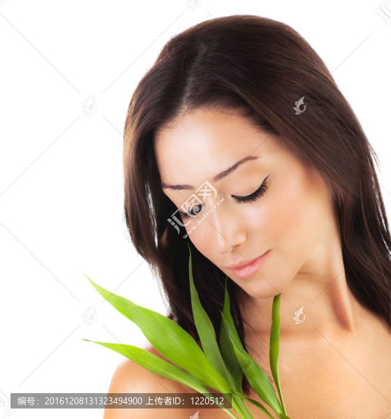 健康女人在溫泉放松