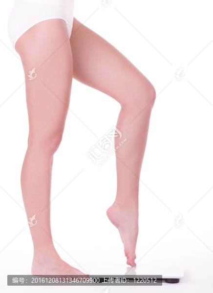 尺度上的女性腳