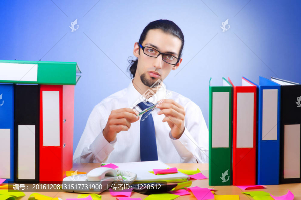 商人與許多辦公室文件夾