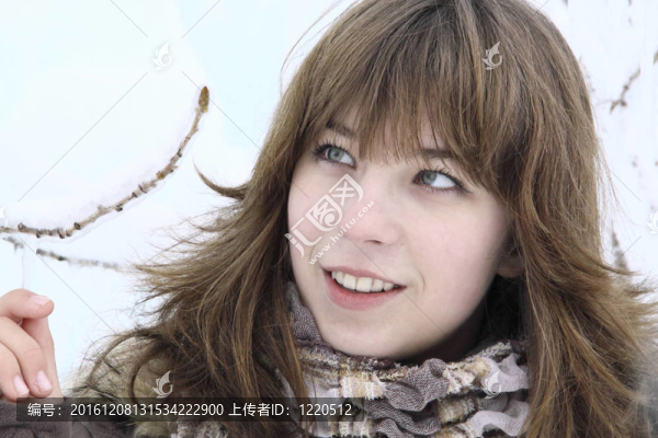 美麗的女孩和一個(gè)冰冷的樹枝