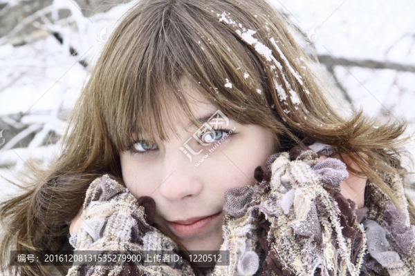 漂亮的女孩帶著圍巾和雪在頭發(fā)上