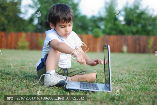 孩子在草地上帶筆記本電腦