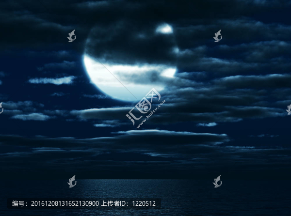 在天空和云層的背景下，月亮在黑暗中閃耀