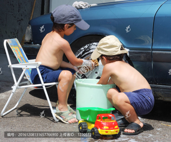 兩個小男孩洗車
