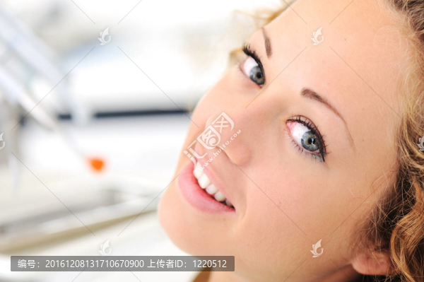 美麗的年輕女人在牙醫(yī)辦公室
