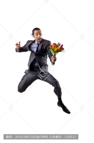 有郁金香花的年輕人
