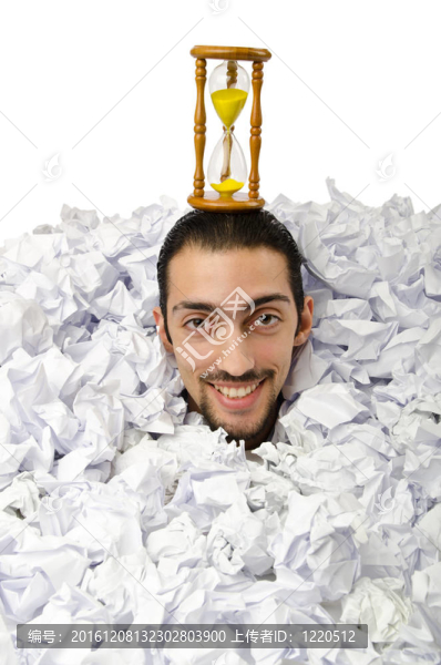 滿(mǎn)是皺紋紙的男人