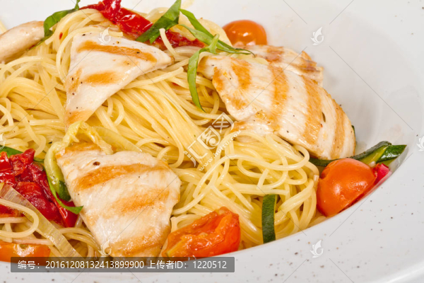 面食和雞肉盤特寫
