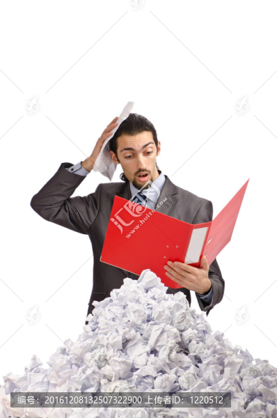 滿是皺紋紙的男人