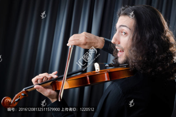 小提琴手演奏的儀器