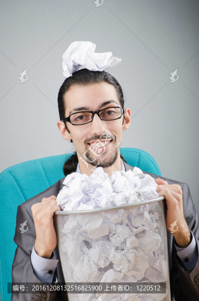 滿是廢紙的人