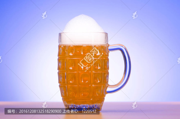 桌上啤酒杯