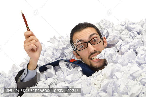 有大量廢紙的人