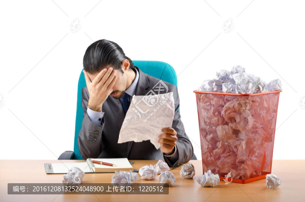 滿是廢紙的人