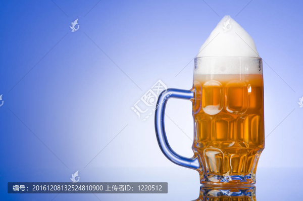 桌上啤酒杯