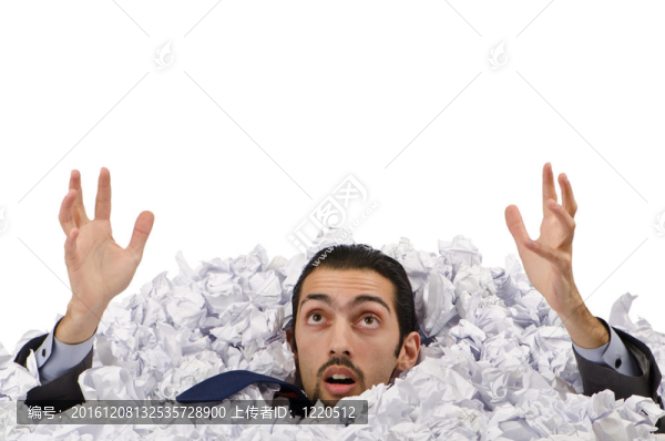 滿是皺紋紙的男人