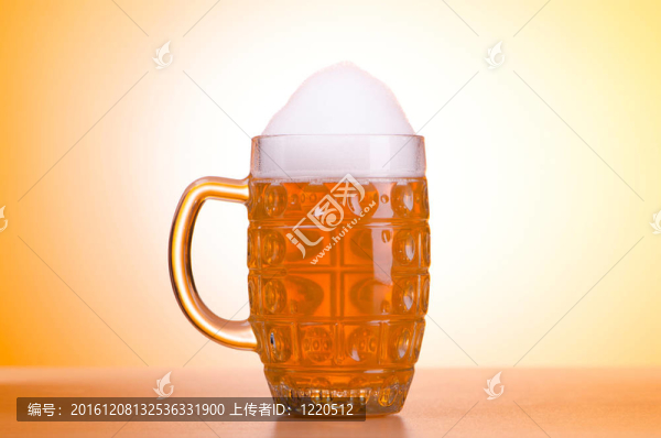 桌上啤酒杯
