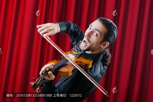 年輕小提琴演奏者