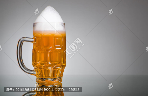 桌上啤酒杯