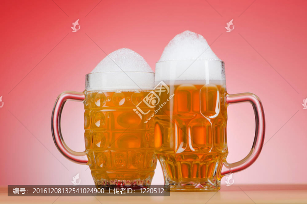 桌上啤酒杯