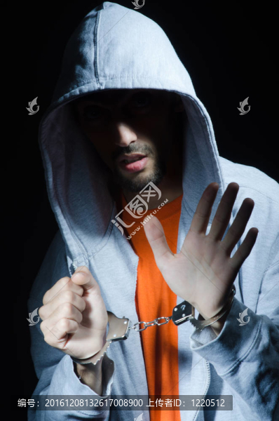 年輕犯人戴著手銬