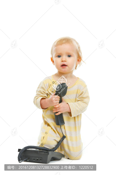 可愛(ài)的嬰兒與手機(jī)手機(jī)上孤立的白色-匯圖網(wǎng) www.fosd68.com 可愛(ài)的嬰兒與手機(jī)手機(jī)上孤立的白色