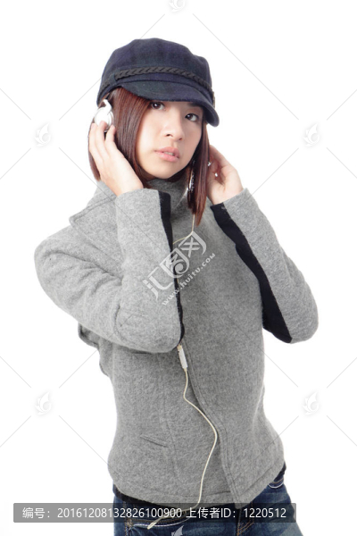 年輕女孩在耳機(jī)里聽音樂