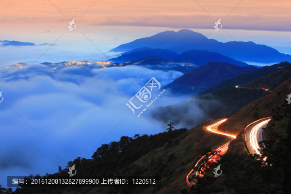 戲劇性的云與山區(qū)和汽車交通燈