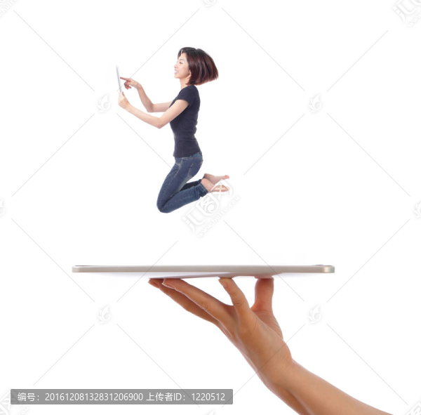 年輕女孩跳平板電腦的人手